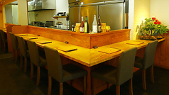 温もりある木のカウンターで、揚げたての香ばしいとんかつと厳選日本酒をゆっくりと。料理人の手仕事を間近に感じながら、心ほどけるひとときをお過ごしください。お一人でも気軽に楽しめる、贅沢な大人の特等席です。