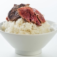 希少な赤身肉のレアステーキ＆肉汁溢れるハンバーグ