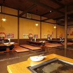 開けた空間で賑わいを感じながら食事をでき、忘年会、宴会にもご利用いただける空間となっております