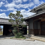 田園風景の中に建つ築130年の古民家をリノベーションしたお屋敷で、心地良いひと時をお過ごし下さい