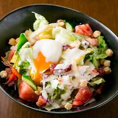 たっぷりチーズかけ!ベーコンと温玉 季節野菜のシーザーサラダ