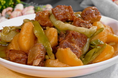 じゃが芋、インゲンとスペアリブの煮込み