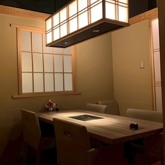 ご接待や宴会、プライベートな飲み会に最適な個室を2名様からご用意。大切な方との記念日や誕生日、気兼ねなく楽しめる女子会にもぴったりです。すき焼き・しゃぶしゃぶ、または鉄板焼き専用の完全個室で、ゆったりと至福のひとときをお過ごしいただけます。