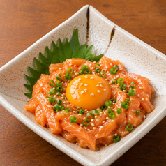 サーモンユッケ