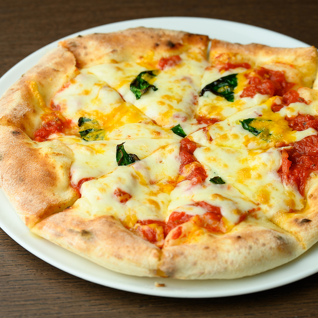 熱々のピッツァが焼き上がる豊潤で香ばしい香り。ひと口食べれば心も体も満たされる幸せが広がります