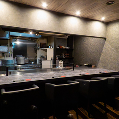 会話を楽しみながら、香りや音もご一緒にお楽しみいただける特等席。シェフが目の前で調理し、皆さまにお料理をご提供いたします。誕生日や記念日、お祝い事など特別な日のご利用におすすめです。