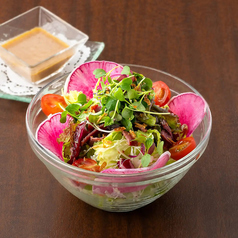 こだわりドレッシングの野菜サラダ