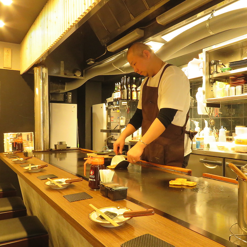 臨場感たっぷりの調理風景が楽しめるカウンター席は、お一人様のみならず、デートの会話も弾みます！