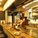 臨場感たっぷりの調理風景が楽しめるカウンター席は、お一人様のみならず、デートの会話も弾みます！