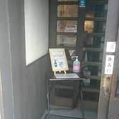 お客様に安心してお過ごしいただけるよう、入口に消毒液を設置し、定期的な換気を行っています。快適で清潔な環境を保つことで、心地よい食事の時間を提供します★