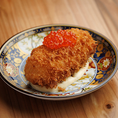 カニクリームコロッケ いくら添え