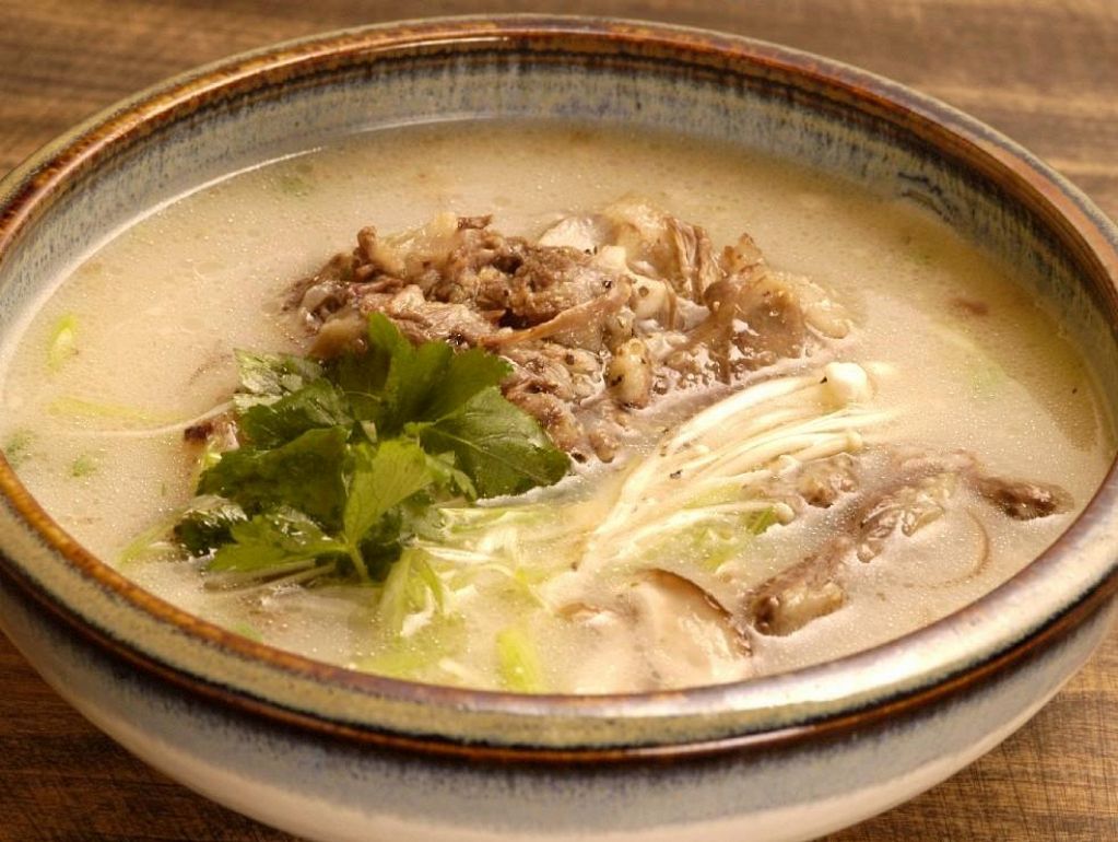 焼肉通は必ずオーダーするという極旨スープ♪コクもあってコラーゲンもたっぷりテールスープ924円