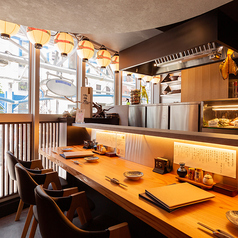 ネタ箱や囲炉裏端を臨む特等席◎お一人様でも気軽にご来店いただけます！居心地の良い店内でゆったりとお楽しみください♪