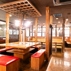 【2名様～4名様向けのテーブル席】お仕事帰りや少人数でのご利用にぴったりなお席です。