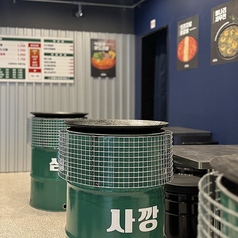 ゆったりとしたテーブル席は、4名様でのご利用に最適なサイズ感。隣の席との間隔もしっかり確保されているため、落ち着いて会話を楽しみたい方におすすめです。プライベートな時間を大切にしたい女子会やご家族でのご利用にもぴったりの空間です。