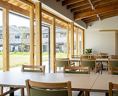 大きな窓から光が差し込むテーブル席☆テーブル2×8組み合わせ可能