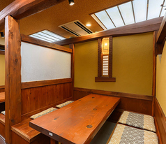 【板の間テーブル席】静かで落ちついた板の間。半個室となっており、最大16名様までお使いいただけます。