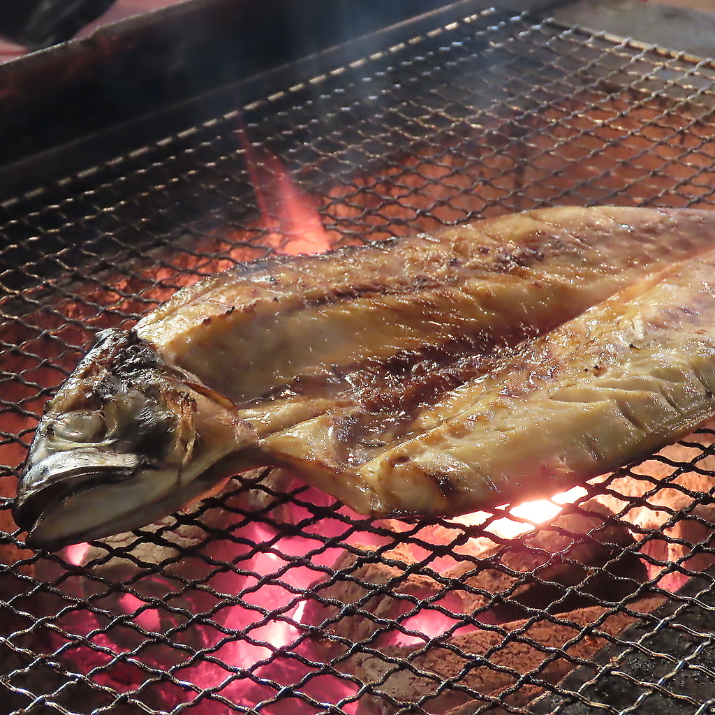 囲炉裏で炭を使ってじっくり焼き上げる食材。魚やお肉の旨味をギュッと閉じ込める焼き技にも注目です