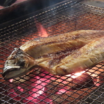 囲炉裏で炭を使ってじっくり焼き上げる食材。魚やお肉の旨味をギュッと閉じ込める焼き技にも注目です