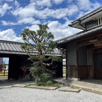 田園風景の中に建つ築130年の古民家をリノベーションしたお屋敷で、心地良いひと時をお過ごし下さい