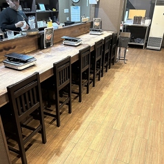 デートやご夫婦でのお食事に☆ゆったりとくつろげるカウンター席も6席ご用意しております。調理の様子を眺めながら、お食事を楽しんでいただけます。是非ご利用ください。