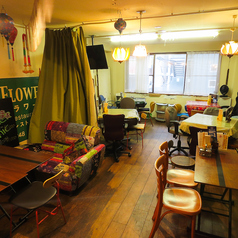 6名様までご利用可能なテーブル席もございます。友人や同僚とのお食事はもちろん、グループでのご利用にもぴったり。ゆったりとお店自慢の料理やお酒をお楽しみいただけます◎