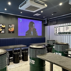 グループでのご利用におすすめの中央6名席は、開放感のある空間。お鍋料理やシェア系メニューも皆様でお楽しみいただけます。気の合う仲間との飲み会や、職場の小規模なご宴会にも最適です。