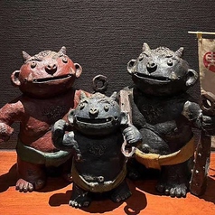 【カウンター席】調理の臨場感や香りを間近で楽しめるカウンター席は、お一人様でのご利用も大歓迎◎スタッフとの距離感も程よく、アットホームな雰囲気の中でサク飲みを楽しめます。隣り合わせで座れるので、カップルでのデートや親しい友人とのサシ飲みにもぴったりのお席です。