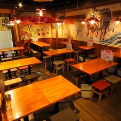 開放感のあるテーブル席は少人数からグループまで使いやすいレイアウト。新橋駅付近で気軽に使える居酒屋として、飲み放題付きコースや単品飲みも充実しています。