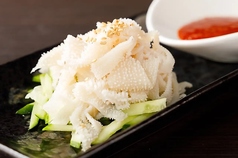 鮮度抜群！酒場ならではの肉刺しと絶品ホルモンの写真