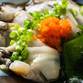 【旬の味わいも】海鮮や野菜など、旬の味覚を用いた季節の料理も豊富にご用意しています。内容はその都度変わりますので、その日のラインナップは来店されてからのお楽しみです。