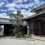 田園風景の中に建つ築130年の古民家をリノベーションしたお屋敷で、心地良いひと時をお過ごし下さい