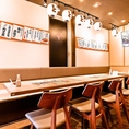 【2名様～4名様向けのテーブル席】隣と仕切られたBOX型のお席や半個室風のお席などを多数ご用意しています。高級感のあるテーブル席ならお祝いごとにもおすすめです。