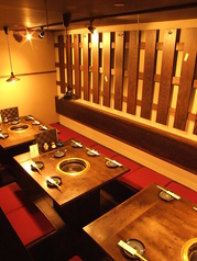 4名テーブルの席となっております。落ち着いた雰囲気の4名席は、ご友人との食事や接待、少人数での会食に最適。和の趣を感じる空間で、ゆっくりとお料理とお酒をお楽しみいただけます。ご予約も承っております。