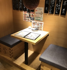 デートや記念日、ご友人のとの少人数でのお食事にもぴったりの2名席もございます。