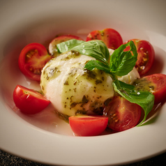 ミニトマトとブラータチーズのカプレーゼ