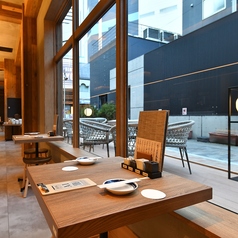 窓に面した2名様席、片側がベンチになった2名様席もございます。お子様連れのお客様もベンチ席でごゆるりとお寛ぎくださいませ。