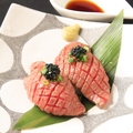料理メニュー写真&nbsp;和牛炙り寿司　キャビア添え2貫