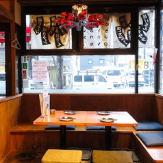 お一人様も歓迎のカウンター席あり。新橋でサク飲みや二軒目利用にも最適。焼き鳥やおでんと相性抜群のお酒を気軽に楽しめます。仕事帰りの一杯にどうぞ。