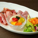 パリエーション豊かな前菜で乾杯しませんか？こだわりのワインと相性の良いメニューが揃っております