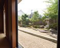 窓の外には美しい純和風庭園が。四季折々に変化する美しい風景を眺めながら食事を楽しむことができる。日本庭園が望む明るい個室があり、ゆったりと寛ぎながら至福のひとときを過ごせる。接待にもおすすめ。