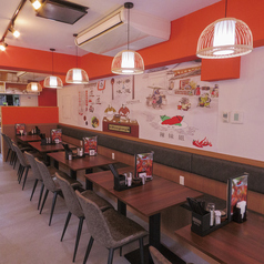 .オレンジを基調とした壁紙を用いることにより、従来の中華料理店の概念を覆すような仕様になっております。