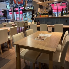 ご友人同士でのお食事や、ご家族でのお集まりに最適なテーブル席◎広々とした空間で、自慢の「刺身盛」や「アグーステーキ」などをシェアしながら、楽しいひとときをお過ごしください。ランチのご利用も大歓迎です♪