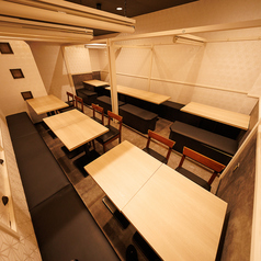 座り心地の良いシートと椅子を組み合わせたレイアウトで、人数やシーンに合わせて柔軟に対応可能！大人数の宴会やグループ利用にもピッタリ！清潔感のある空間で、美味しい料理とお酒を楽しめます！