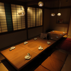 2部屋ございます。6名から7名までゆったり座れます。コースでのご案内と、させていただいております。