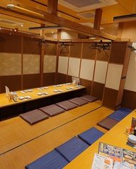 【ゆったり寛げる掘りごたつ個室】長時間の宴会でも脚を伸ばしながら寛げる掘りごたつ個室席ございます。快適な空間で大人数の飲み会にもしっかり対応◎宴会向けの飲み放題付きコース料理や、幹事様にも嬉しいクーポンも多数ご用意しております！仕事終わりにも気軽にお立ち寄りください。 