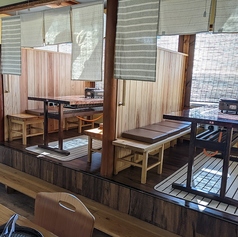 カウンターは３席お１人様用の席をご用意しています女性の方お１人でもご利用いただいています