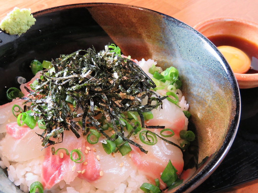 宇和島の鯛めしは元々は漁師が船の上で食べていた漁師飯。新鮮な鯛でご賞味あれ