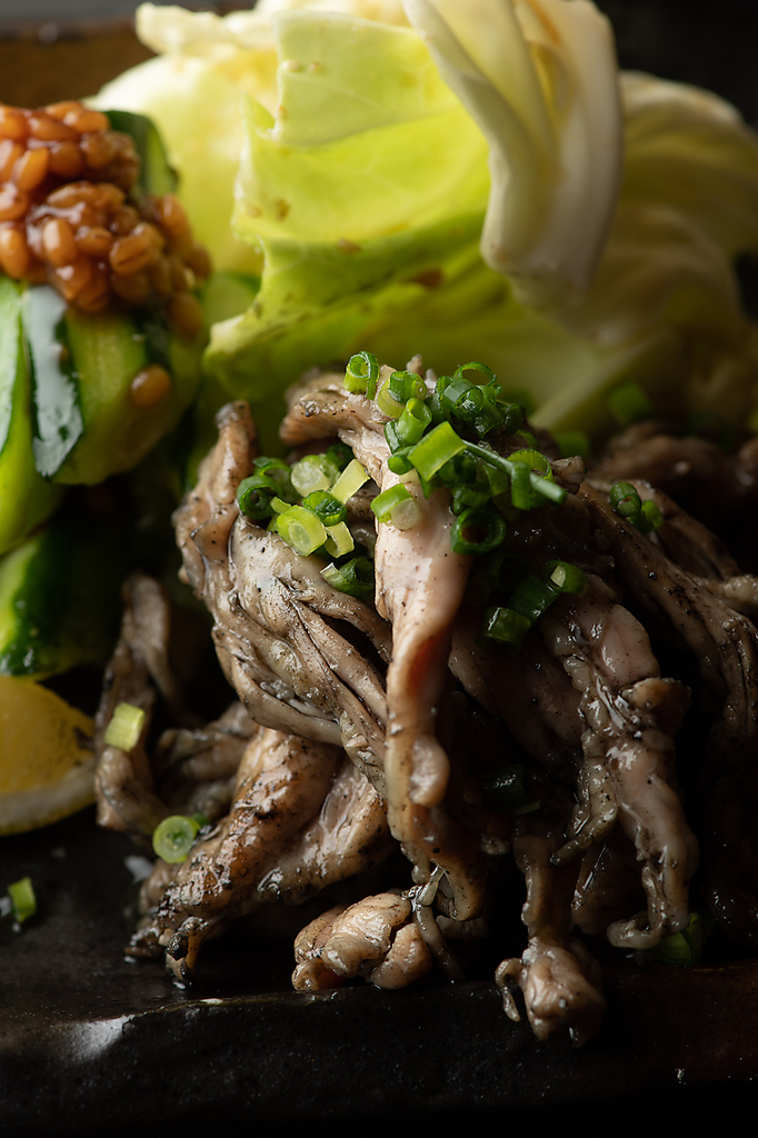 炭火でせせり焼きは、もも肉に比べると柔らかくプリッと独特な味わい。