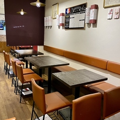 女子会や同僚との会食にぴったりの4名席も。